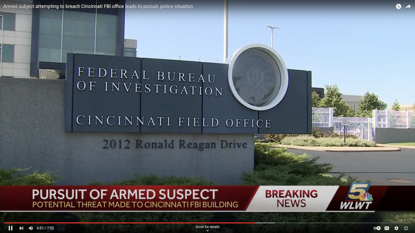 Una captura de pantalla de un reportaje de WLWT muestra la entrada de la oficina del FBI en Ohio.&nbsp;