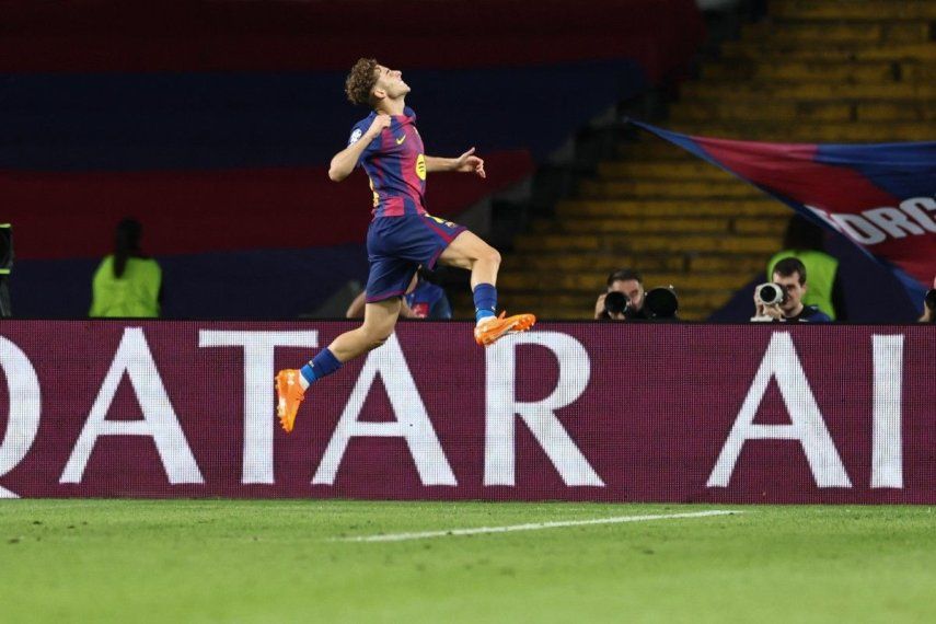 El centrocampista español #16 del Barcelona, Fermín López, celebra su quinto gol y su tercer gol durante el partido de la jornada 3 de la fase de liga de la UEFA Champions League entre el FC Barcelona y el Olympiakos FC en el Estadi Olimpic Lluis Companys en Barcelona el 21 de octubre de 2025.