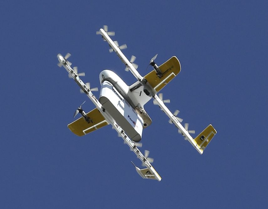 Drones de Wing vuelan a una altura de unos 7 metros (23 pies) antes de entregar un paquete en Christiansburg, Virginia, el viernes 18 de octubre de 2019.&nbsp;