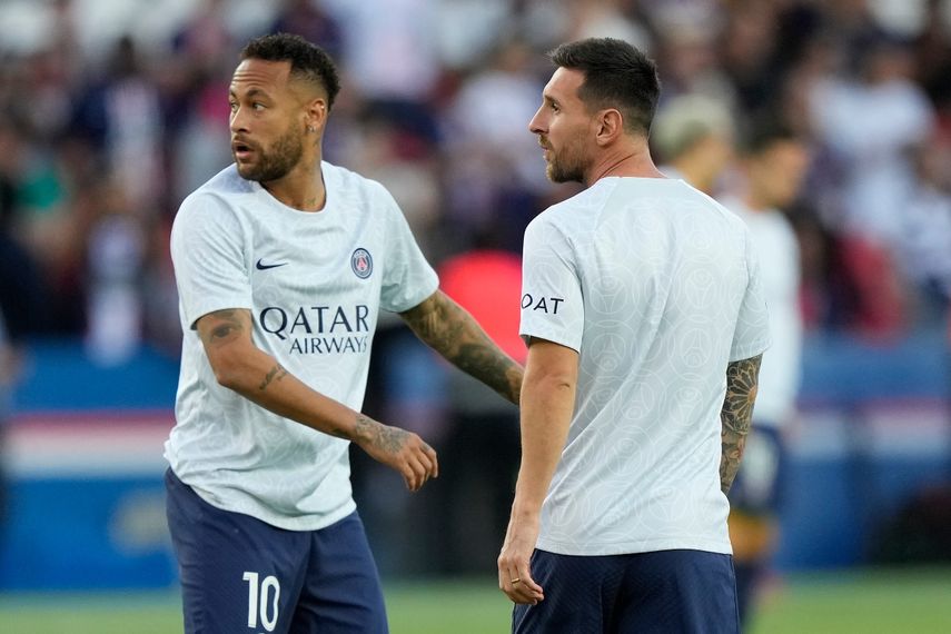 El delantero argentino Lionel Messi (derecha) y su compañero brasileño Neymar del Paris Saint-German durante el calentamiento previo a un partido de la liga francesa contra Montpellier, el sábado 13 de julio de 2022. EL duelo entre las selecciones de Argentina y Brasil, que fue suspendido por irregularidades no se jugará