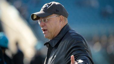 David Tepper, dueño de los Panthers de Carolina, observa un calentamiento previo al partido del domingo 31 de diciembre de 2023 ante los Jaguars de Jacksonville&nbsp;