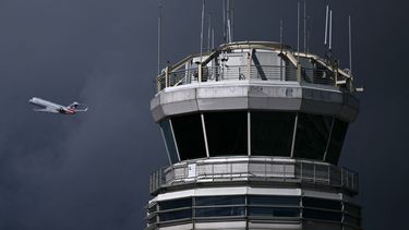 Un avión despega cerca de la torre de control en el Aeropuerto Nacional Reagan en Arlington, Virginia, el 8 de octubre de 2025.