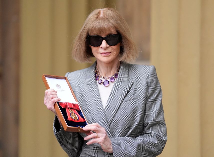 La editora en jefe británico-estadounidense de Vogue, Anna Wintour, posa con su medalla después de ser nombrada miembro de la Orden de los Compañeros de Honor, luego de una ceremonia de investidura en el Palacio de Buckingham en Londres el 4 de febrero de 2025.&nbsp;