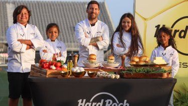 El astro Lionel Messi, que ahora defiende los colores del Inter Miami, es un ídolo auténtico para los niños y como embajador global de Hard Rock International, unieron fuerzas para crear una comida sana, nutritiva y deliciosa para los chicos.