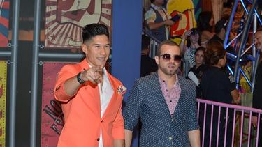 Los integrantes del dúo venezolano Chino y Nacho posan a su llegada a la gala de entrega de los Premios Juventud celebrados el jueves 17 de julio 2014, en Miami. (EFE)