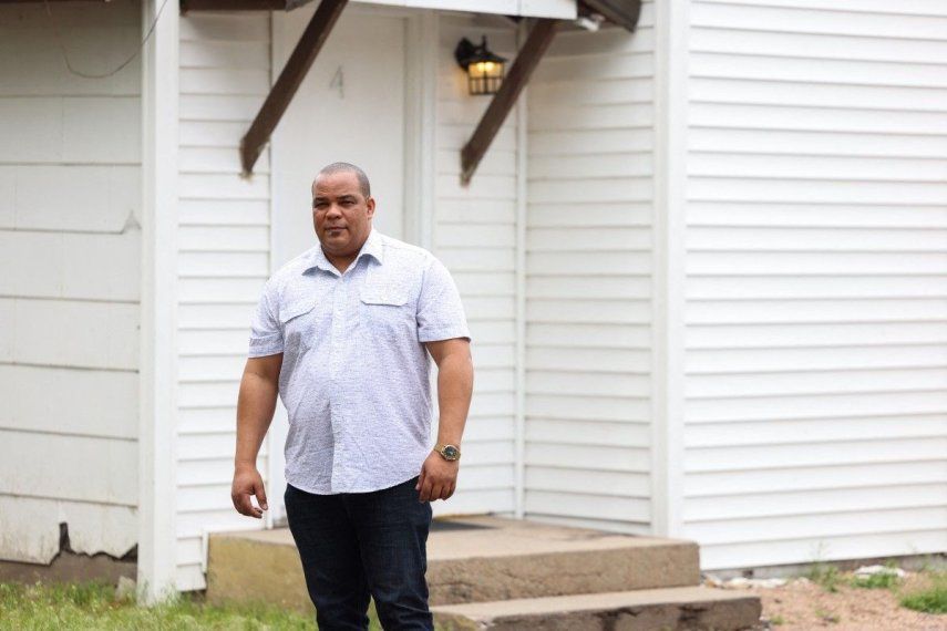 Israel Gómez Estrada dejó atrás a Cuba y su familia en busca de una vida mejor en los Estados Unidos. Ahora establecido legalmente en un pequeño pueblo del Medio Oeste de Estados Unidos, acaba de encontrar trabajo y espera que pronto se le reúnan su esposa y sus hijos.