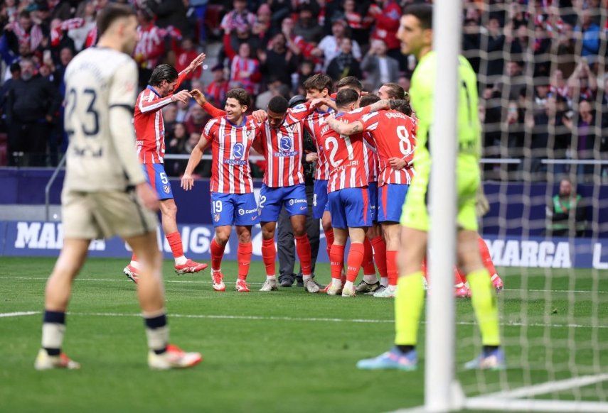 Jugadores del Atlético de Madrid celebran el gol del argentino Julián Álvarez ante el Osasuna, el 12 de enero de 2025.