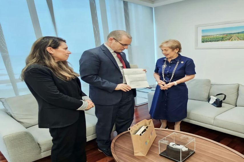 La ex presidenta de Panamá se reunió con el embajador de Israel en ese país y le entregó una carta en donde muestra su pesar tras los ataques terroristas de Hamás
