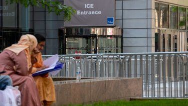 Personas esperan afuera de un tribunal de inmigración que tiene una entrada separada de Inmigración y Control de Aduanas (ICE) en el Edificio Federal Jacob Javits en Manhattan, en la ciudad de Nueva York.