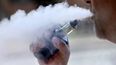 En esta fotograf&iacute;a de archivo del 28 de agosto de 2019, un hombre utiliza un vapeador en Portland, Maine. Las autoridades de salud atribuyen al uso de esos dispositivos un brote de enfermedades pulmonares en Estados Unidos.&nbsp;