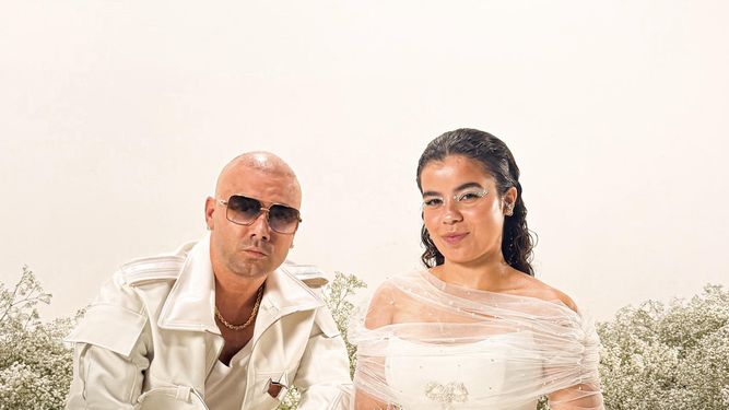 Fotografía cedida por la división de música cristiana, La Base de Fe, que muestra al reguetonero Wisin (i) posando junto a su hija YELE. YELE estrenará este próximo viernes su primer EP, Plenitud, una producción de siete canciones inspirada en el significado bíblico del número 7, asociado con la perfección y la obra perfecta de Dios.