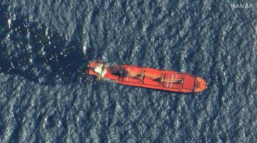 Esta imagen de satélite tomada por Maxar Technologies muestra el buque de bandera beliceña Rubymar en el Mar Rojo el viernes 1 de marzo de 2024.&nbsp;