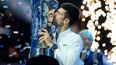 El serbio Novak Djokovic besa el trofeo de las Finales de la ATP, tras vencer al noruego Casper Ruud en la final del domingo 20 de noviembre de 2022&nbsp;