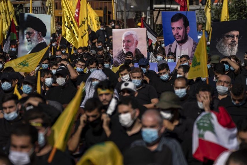 Partidarios de Hezbolá sostienen fotografías del líder supremo, el ayatolá Ali Khamenei, a la izquierda, el excomandante de las fuerzas de movilización popular de Irak, Abu Mahdi al-Muhandis, segundo a la izquierda, Abdel-Malek al-Houthi, el líder de los rebeldes chiitas de Yemen, segundo a la derecha, y el líder de Hezbolá, Sayyed Hassan Nasrallah, en el sur de Beirut, Líbano.