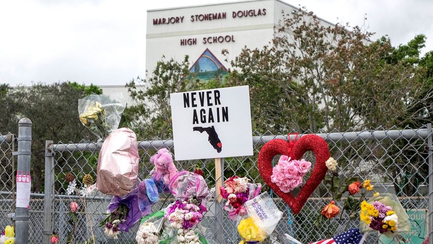 Vista exterior de la escuela secundaria Marjory Stoneman Douglas en Parkland, Florida, en días posteriores a la masacre del 14 de febrero de 2018.