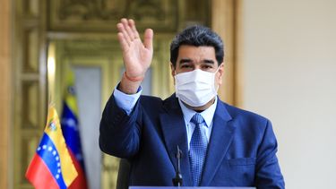 El dictador Nicol&aacute;s Maduro habla desde Miraflores con una tapaboca de protecci&oacute;n.&nbsp;