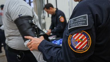 Miembros del Equipo de Búsqueda y Rescate Urbano Uno de Florida (FL-TF1) del Departamento de Bomberos de Miami-Dade, EEUU, se desplegaron en respuesta a los terremotos de Venezuela, en Miami, el 26 de junio de 2026.
