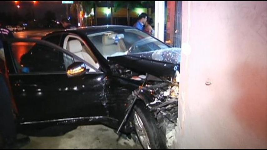 El vehículo, que aparentemente venía a exceso de velocidad, terminó en el interior de la mueblería. (CORTESÍA WSVN) 