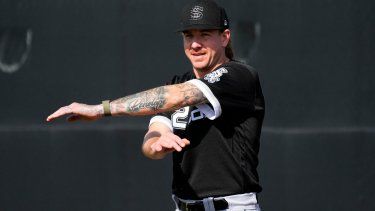 Mike Clevinger, pitcher de los Medias Blancas de Chicago, hace ejercicios de calentamiento durante el entrenamiento del equipo de Grandes Ligas, el sábado 18 de febrero de 2023, en Phoenix.