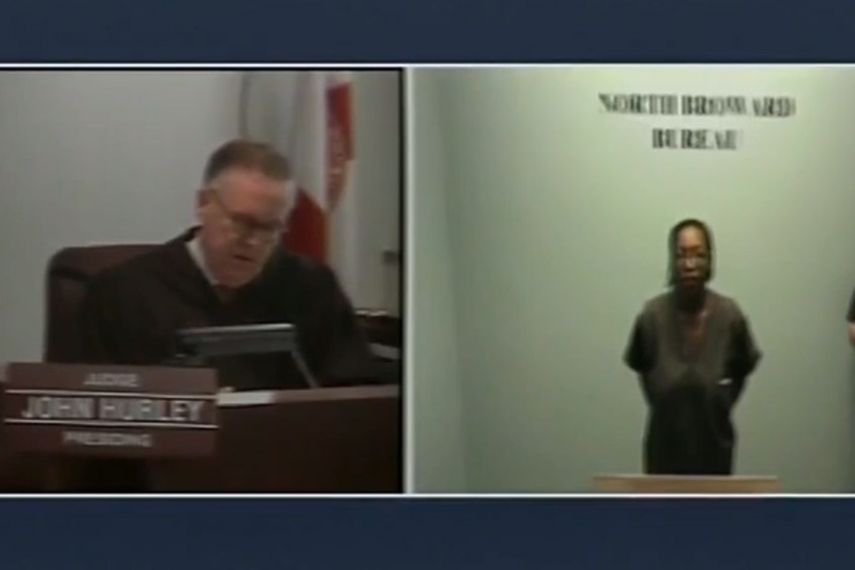 Sospechosa de negligencia infantil al momento de presentarse en la corte. (Captura de Channel 10) 