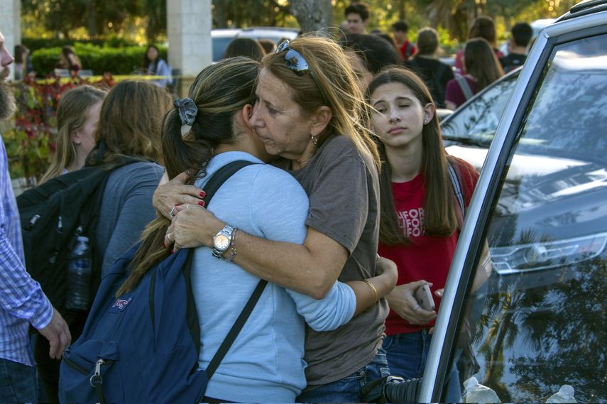 Familiares se abrazan al reencontrarse en las afueras de la escuela secundaria Marjory Stoneman Douglas de la ciudad de Parkland, en el sureste de&nbsp;Florida.&nbsp;
