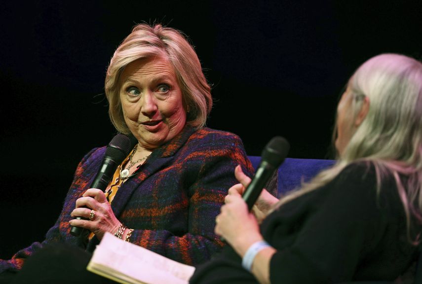 La exsecretaria de Estado de Estados Unidos Hillary Clinton, a la izquierda, habla con la clasicista Mary Beard en el Southbank Centre de Londres, durante el lanzamiento de un libro escrito por Chelsea y Hillary Clinton, en Londres, el domingo 10 de noviembre de 2019.&nbsp;