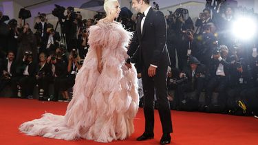 Lady Gaga y Bradley Cooper posan para los fot&oacute;grafos al llegar al estreno de A Star Is Born en el Festival de Cine de Venecia de 2018.
