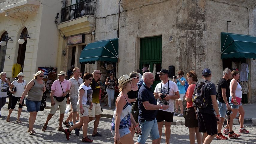 Entre los que intentan escapar de la prohibición cubana de acumulación de riquezas podrían estar aquellos que se dedican a la renta de habitaciones y a la gastronomía, que se benefician del incremento del turismo en la isla.