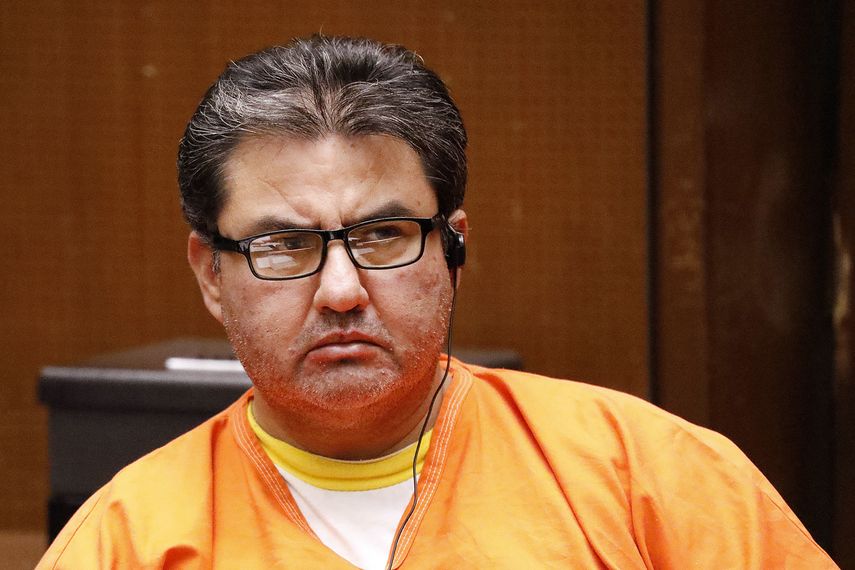 En esta imagen del 15 de julio de 2019, Naasón Joaquín García, líder de la iglesia evangélica La Luz del Mundo con sede en México, escucha durante su audiencia de fianza en la Corte Superior de Los Ángeles. 
