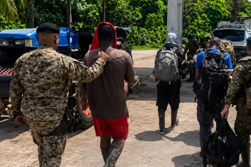 Los mineros ilegales fueron capturados a 10 kilòmetros de la frontera con Colombia. (Senafront)
