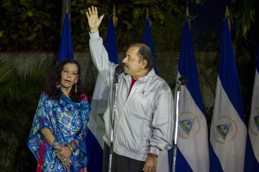 El presidente reelecto de&nbsp;Nicaragua, Daniel Ortega (d), y su esposa, Rosario Murillo (i), durante una rueda de prensa este domingo 6 de noviembre de 2016, jornada las elecciones generales el ese país.