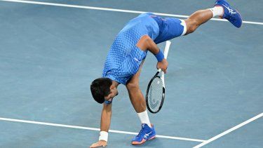 El serbio Novak Djokovic celebra el triunfo en el Abierto de Australia, luego de haberse quejado de dolores en la rodilla, a pesar de asegurar postpartido que está en perfectas condiciones