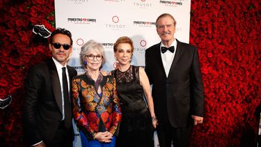 La Fundación Maestro Cares, creada por Marc Anthony y el empresario colombiano Henry Cárdenas realiza una gala anual, este año en su sexta edición, para recaudar fondos para la construcción de orfanatos en América Latina.