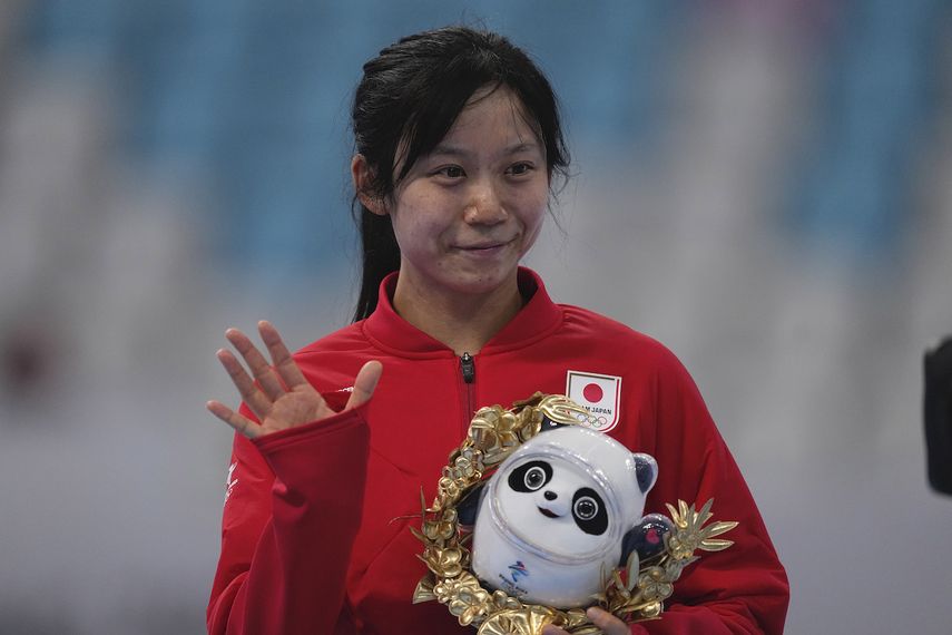 Miho Takagi de Japón en la ceremonia tras ganar la medalla de plata de patinaje sobre hielo en los Juegos Olímpicos de Invierno en Pekín el 7 de febrero de 2022.&nbsp;