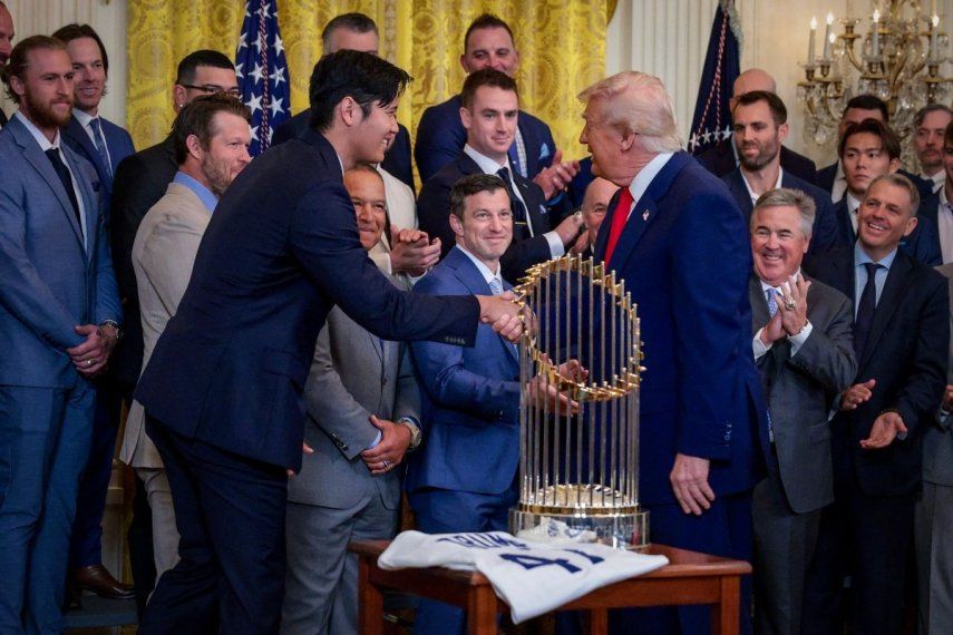 El astro japonés de los Dodgers de Los Ángeles, Shohei Ohtani (izquierda), saluda al presidente estadounidense Donald Trump en la visita del equipo a la Casa Blanca, el 7 de abril de 2025.