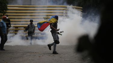 Un manifestante con la bandera de Venezuela durante la protesta contra el r&eacute;gimen de Nicol&aacute;s Maduro, que fue convocada por el presidente encargado Juan Guaid&oacute;.