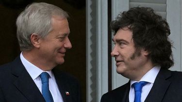 El presidente de Chile, José Antonio Kast (izquierda), y el presidente de Argentina, Javier Milei, se miran en el balcón del palacio de gobierno Casa Rosada después de una reunión, en Buenos Aires, el 6 de abril de 2026.