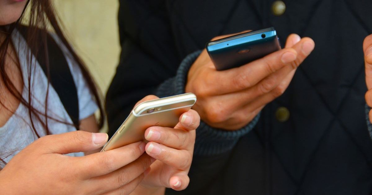 Broward flexibiliza prohibición, estudiantes de secundaria podrán usar celulares en el almuerzo