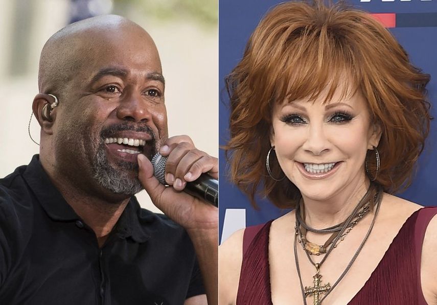 En esta combinaci&oacute;n de fotos, Darius Rucker, a la izquierda, canta en el programa Today de la NBC el 25 de mayo de 2018 en Nueva York, y Reba McEntire posa en la ceremonia de los Premios ACM en Las Vegas el 7 de abril de 2019. McEntire y Rucker prometen risas y buena m&uacute;sica cuando funjan como anfitriones de los Premios CMA en noviembre.