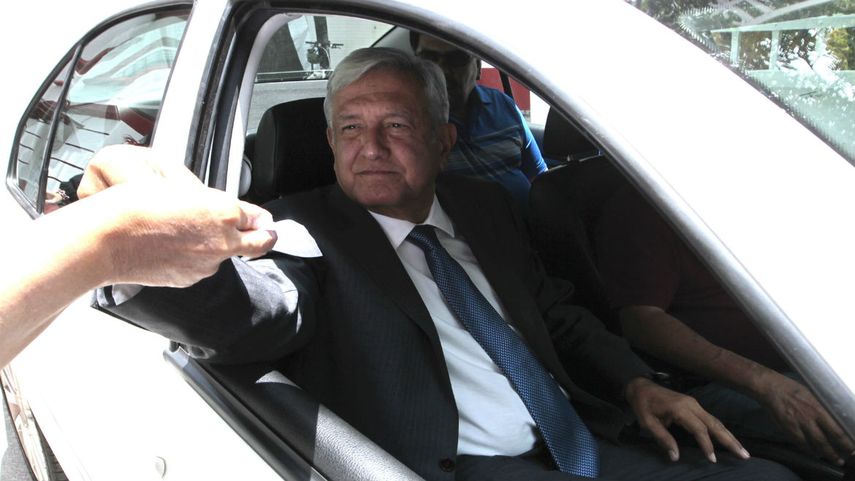 Andrés Manuel López Obrador saluda a un simpatizante en Ciudad de México.