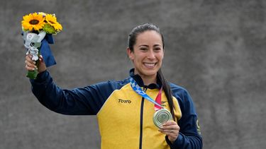 La colombiana Mariana Pajón posa con su medalla de plata tras la final de BMX, el viernes 30 de julio de 2021, en Tokio.&nbsp;