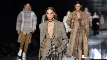 En esta foto de archivo tomada el 17 de febrero de 2020, los modelos presentan creaciones durante el desfile de la colección Otoño/Invierno de la casa de moda británica Burberry 2020 durante la Fashion Week de Londres.&nbsp;