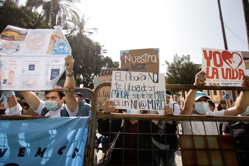 Activistas en contra del aborto protestan frente a la Asamblea Nacional en Quito, Ecuador, el jueves 9 de diciembre de 2021