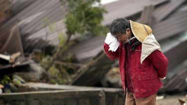 Un hombre llora mientras encuentran los restos de un familiar entre los restos de una vivienda que se vino abajo por un potente sismo en Suzu, en la prefectura de Ishikawa, Japón, el 3 de enero de 2024.&nbsp; 