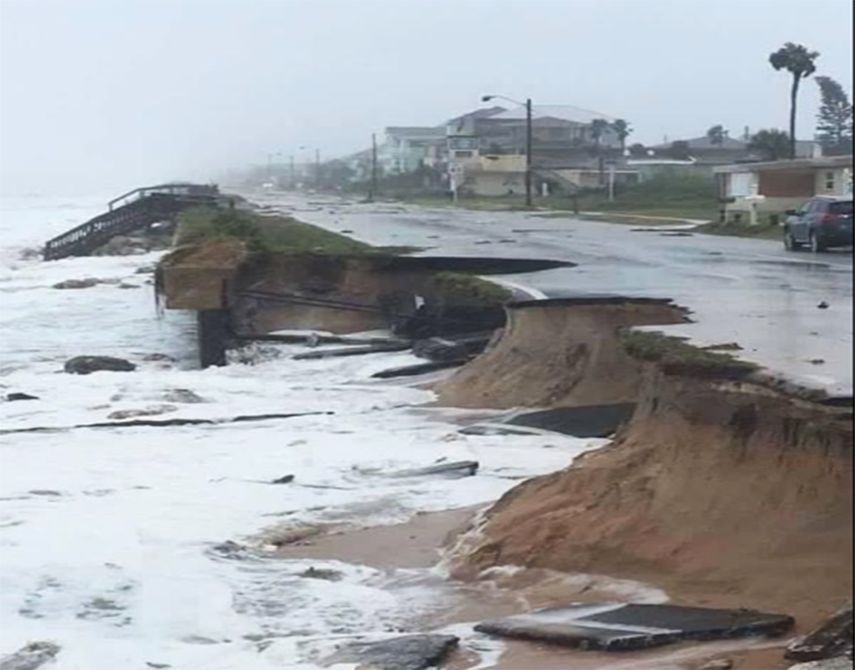La carretera A1A es practicamente barrida por la erosión del suelo.