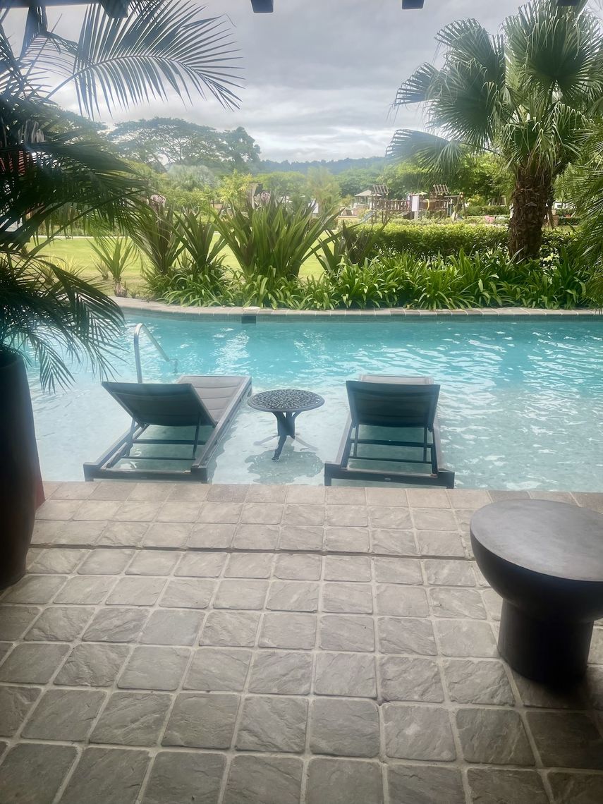 Terraza con salida a la piscina de una de las habitaciones en Los Sueños Marriott.&nbsp;