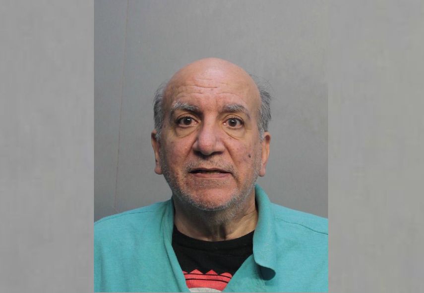 Larry Calella, de 64 años,&nbsp;fue arrestado y acusado de posesión y transmisión de pornografía infantil.
