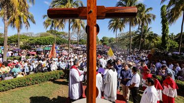 Esta fotografía, difundida por el medio de comunicación oficial El 19 Digital el 3 de abril de 2026, muestra a fieles católicos participando en el Vía Crucis, presidido por Leopoldo José Brenes, Arzobispo Metropolitano, en los jardines de la Catedral de Managua.