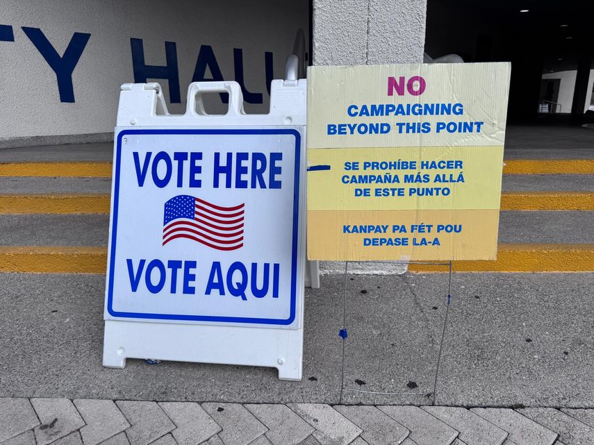 Rótulo colocado en la entrada principal del centro de votación para orientar a los electores.