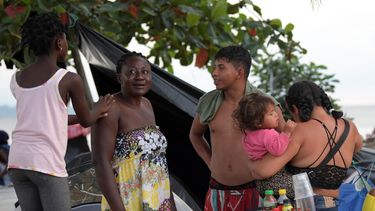 Haitianos ayudan a venezolanos en ruta a EEUU